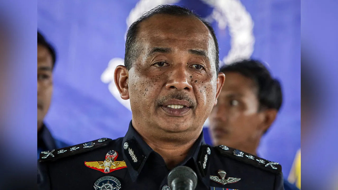 KANGAR 18 Nov -- Ketua Polis Perlis, Datuk Muhammad Abdul Halim ketika sidang media rampasan kes bitcoin di Balai Polis Simpang Empat, hari ini.  Sepasukan anggota polis dari IPD Kangar, Unit Risik Marin Kedah/Perlis bersama pihak TNB Perlis telah menyerbu tiga premis berasingan yang menjalankan aktiviti perlombongan bitcoin secara haram di sekitar Kangar dan Kuala Perlis.  Nilai rampasan keseluruhan berjumlah RM421,690 dan seorang lelaki direman sehingga 20 November 2025 bagi membantu siasatan.  --fotoBERN