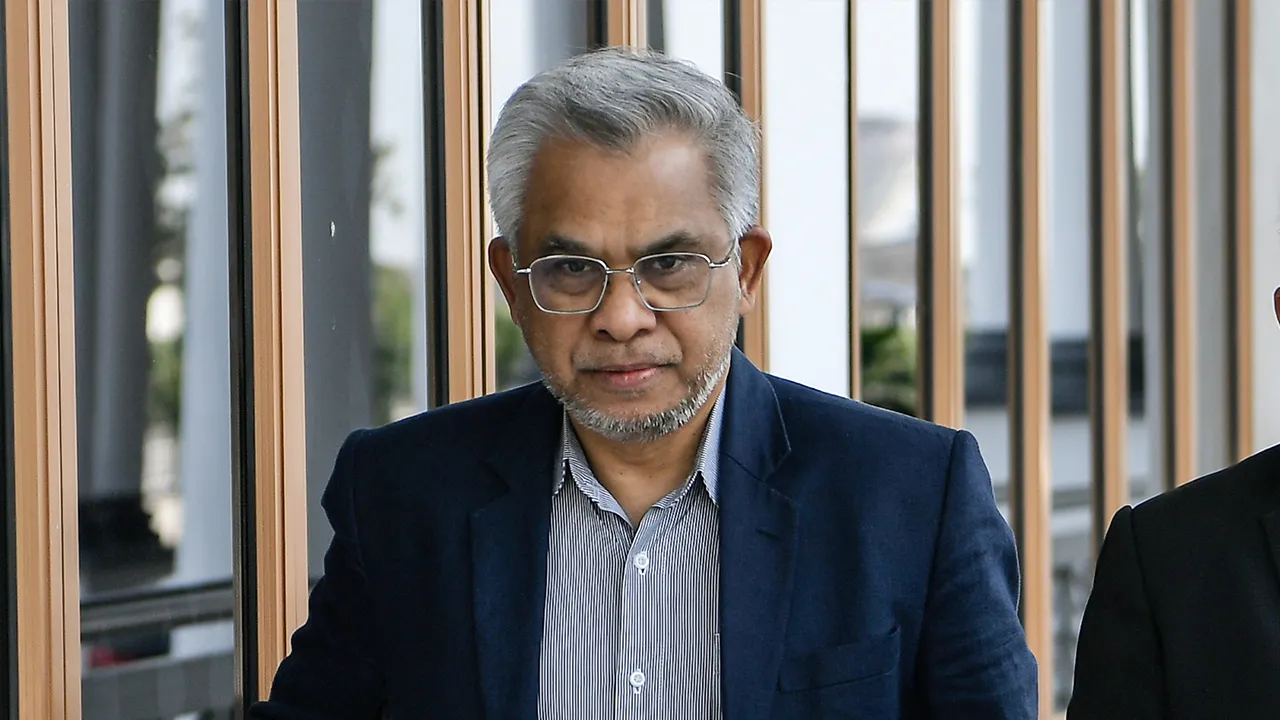 ALOR SETAR, 20 Jan -- Pemilik majoriti Kedah Darul Aman (KDA FC) Tan Sri Dr Mohd Daud Bakar (kiri) bersama peguamnya, Ashraf Sohaimi meneruskan dengan perbicaraan kes saman fitnah yang difailnya terhadap Setiausaha Akhbar kepada Menteri Besar Kedah, Muhammad Mat Yakim selepas penyelesaian secara baik gagal dicapai melalui proses pengantaraan (mediasi) di Mahkamah Alor Setar hari ini.