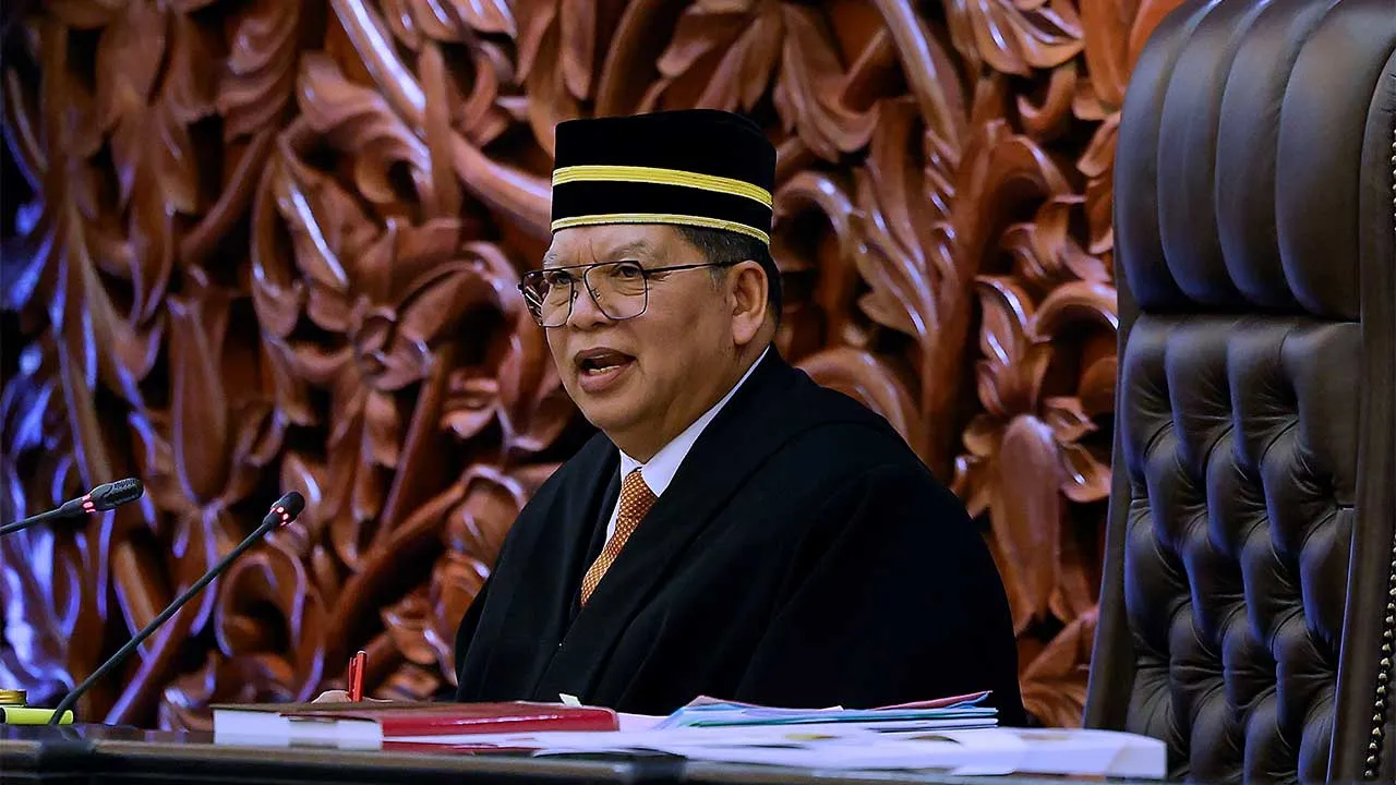 KUALA LUMPUR, 4 Nov -- Yang Dipertua Dewan Rakyat Tan Sri Johari Abdul ketika undi berbelah bahagi pada Mesyuarat Ketiga Penggal Ketiga, Majlis Parlimen ke-15 Dewan Rakyat di Bangunan Parlimen hari ini.  -- fotoBERNAMA (2025) HAK CIPTA TERPELIHARA