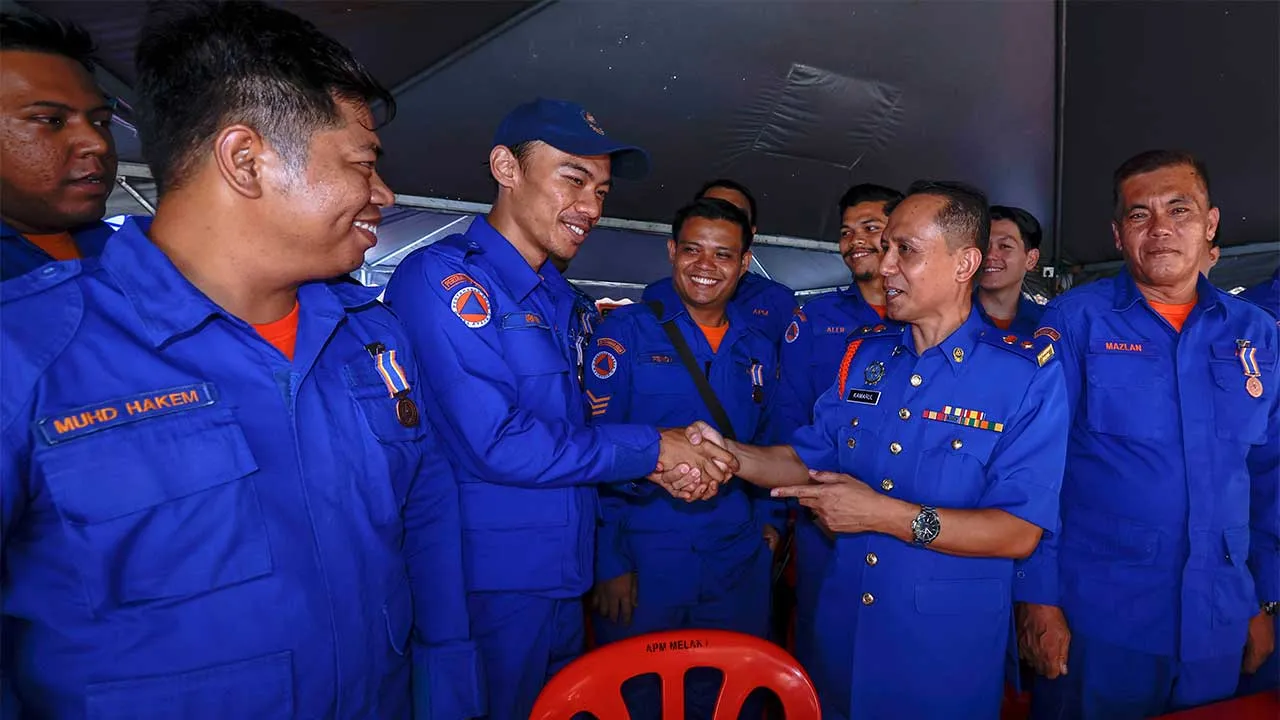 MELAKA, 31 Mac -- Pengarah Angkatan Pertahanan Awam Malaysia (APM) negeri Lt Kol (PA) Kamarulsyah Muslim (depan, dua kanan) beramah mesra bersama anggota-anggota APM pada Majlis Himpunan Setia dan Majlis Sambutan Hari Ulang Tahun Pertahanan Awam ke-74 APM Melaka, hari ini.  --fotoBERNAMA (2026) HAK CIPTA TERPELIHARA