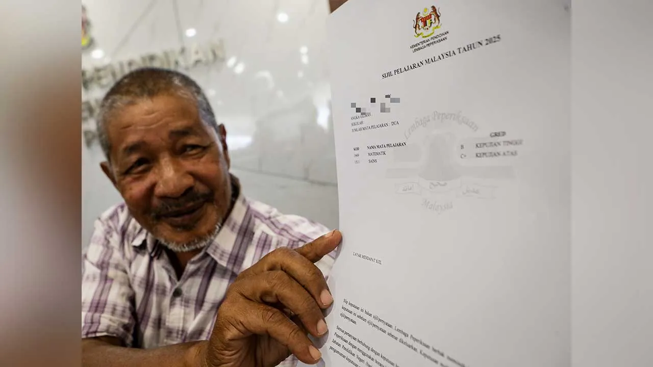 KANGAR, 31 Mac -- Calon persendirian Sijil Pelajaran Malaysia (SPM) 2025, Hamidan Yahaya, 61, menunjukkan slip keputusan SPM di Pejabat Pendidikan Perlis, hari ini.  Bekas pemandu kenderaan tentera itu antara calon paling berusia menduduki peperiksaan SPM, terus mencabar diri dengan mengambil peperiksaan itu setiap tahun sejak 2022 bagi menguji kemampuan inteleknya.  Hamidan yang belajar secara kendiri berharap golongan muda menghargai peluang pendidikan dan belajar bersungguh-sungguh.  -- fotoBERNAMA (2026
