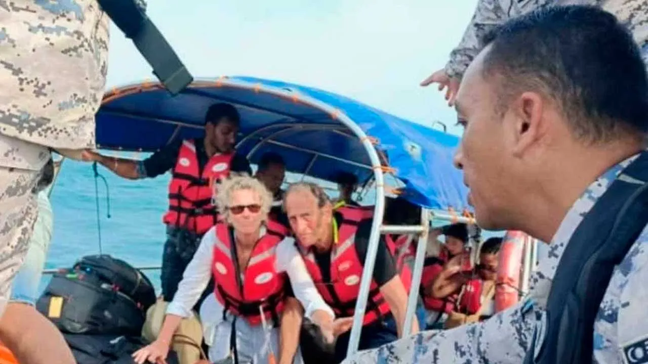 ​KUALA TERENGGANU - Tindakan pantas bot peronda Agensi Penguatkuasaan Maritim Malaysia (Maritim Malaysia) berjaya menyelamatkan 13 pelancong selepas bot penumpang yang dinaiki mereka terumbang-ambing akibat kerosakan enjin di perairan Kuala Besut, petang Ahad.