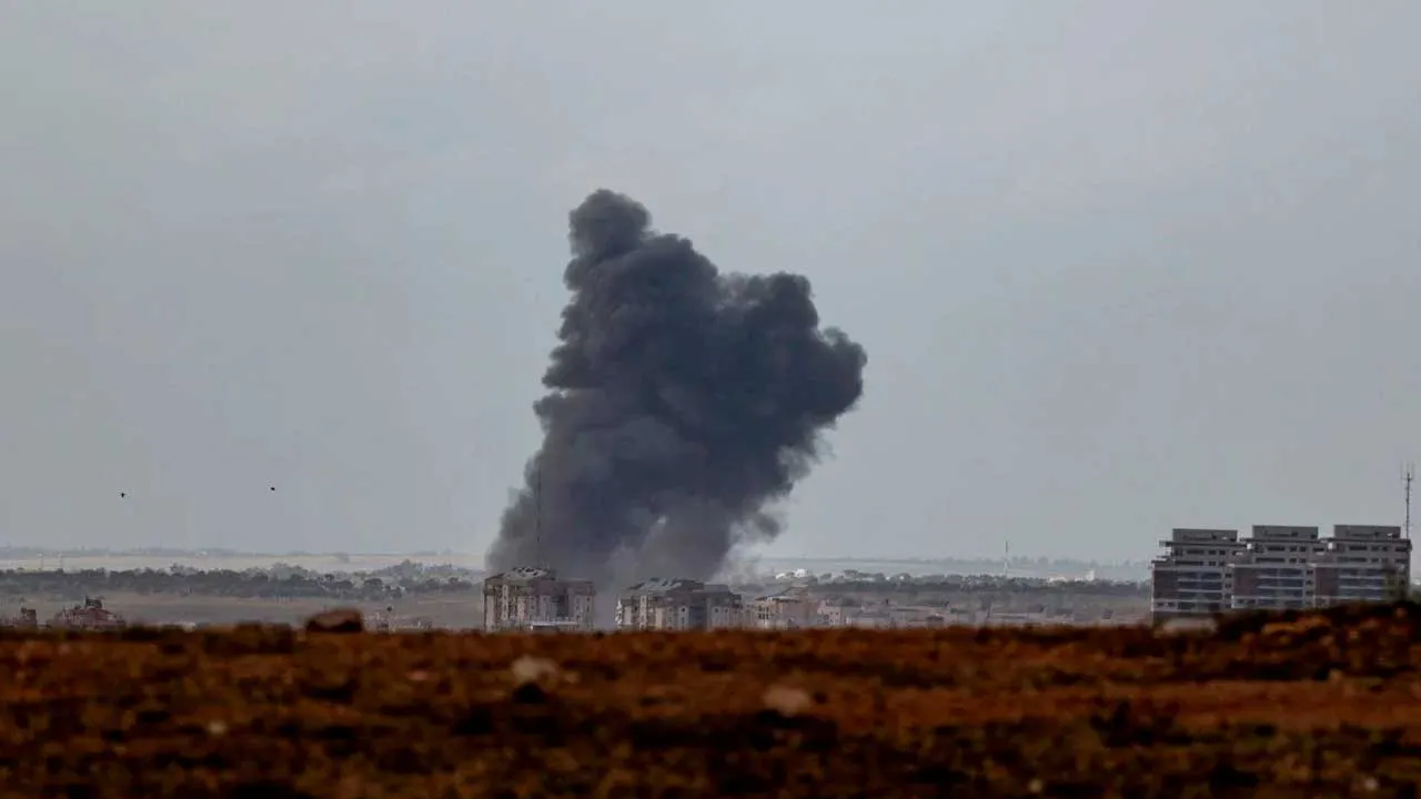 Asap naik ke udara susulan serangan peluru berpandu Iran di selatan Israel, 29 Mac 2026. FOTO REUTERS/Amir Cohen