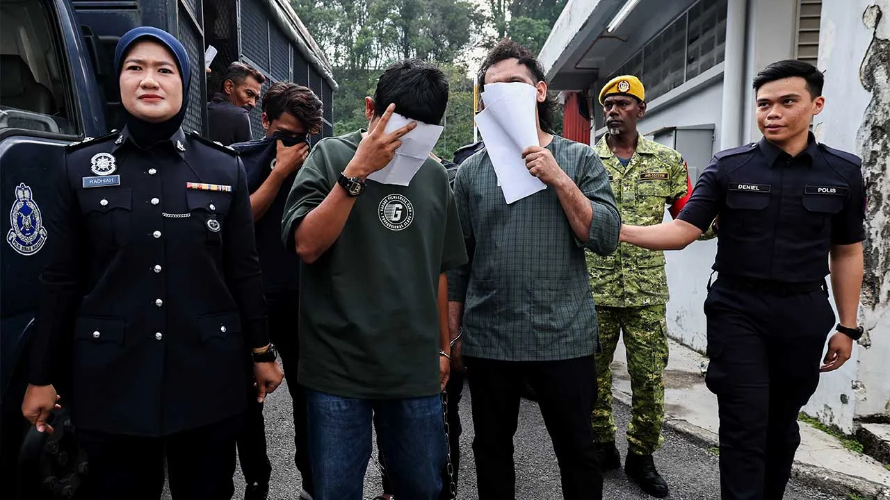JOHOR BAHRU, 31 Mac -- Dua peniaga mercun Muhammad Husaini Esha (tiga, kiri) dan Othman Abu Kasim (tiga, kanan) masing-masing didenda maksimum RM2,000 oleh Mahkamah Majistret di sini hari ini selepas mengaku bersalah atas pertuduhan cuai dalam pengendalian bahan letupan, minggu lepas.  Majistret Nabilah Nizam menjatuhkan hukuman itu terhadap Muhammad Husaini, 36, dan Othman, 31, dan turut memerintahkan mereka dipenjara empat bulan sekiranya gagal membayar denda.  --fotoBERNAMA (2026) HAK CIPTA TERPELIHARA