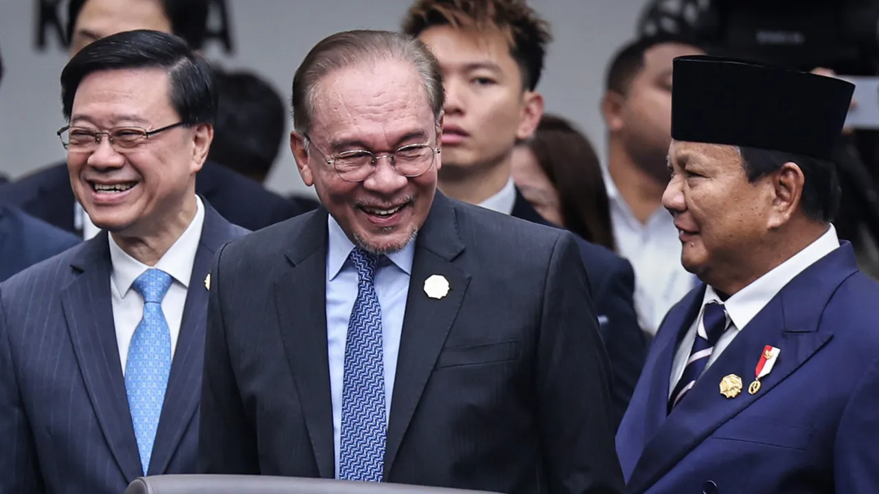 GYEONGJU (Korea Selatan), 1 Nov -- Perdana Menteri Datuk Seri Anwar Ibrahim bersama Presiden Indonesia Prabowo Subianto (kanan) pada Mesyuarat Pemimpin Ekonomi Kerjasama Ekonomi Asia Pasifik (APEC) (AELM, hari ini.  --fotoBERNAMA (2025) HAK CIPTA TERPELIHARA  GYEONGJU (South Korea), Nov 1 -- Prime Minister Datuk Seri Anwar Ibrahim with Indonesian President Prabowo Subianto (right) at the Asia-Pacific Economic Cooperation (APEC) Economic Leaders' Meeting (AELM) today.  --fotoBERNAMA (2025) COPYRIGHT RESERVED