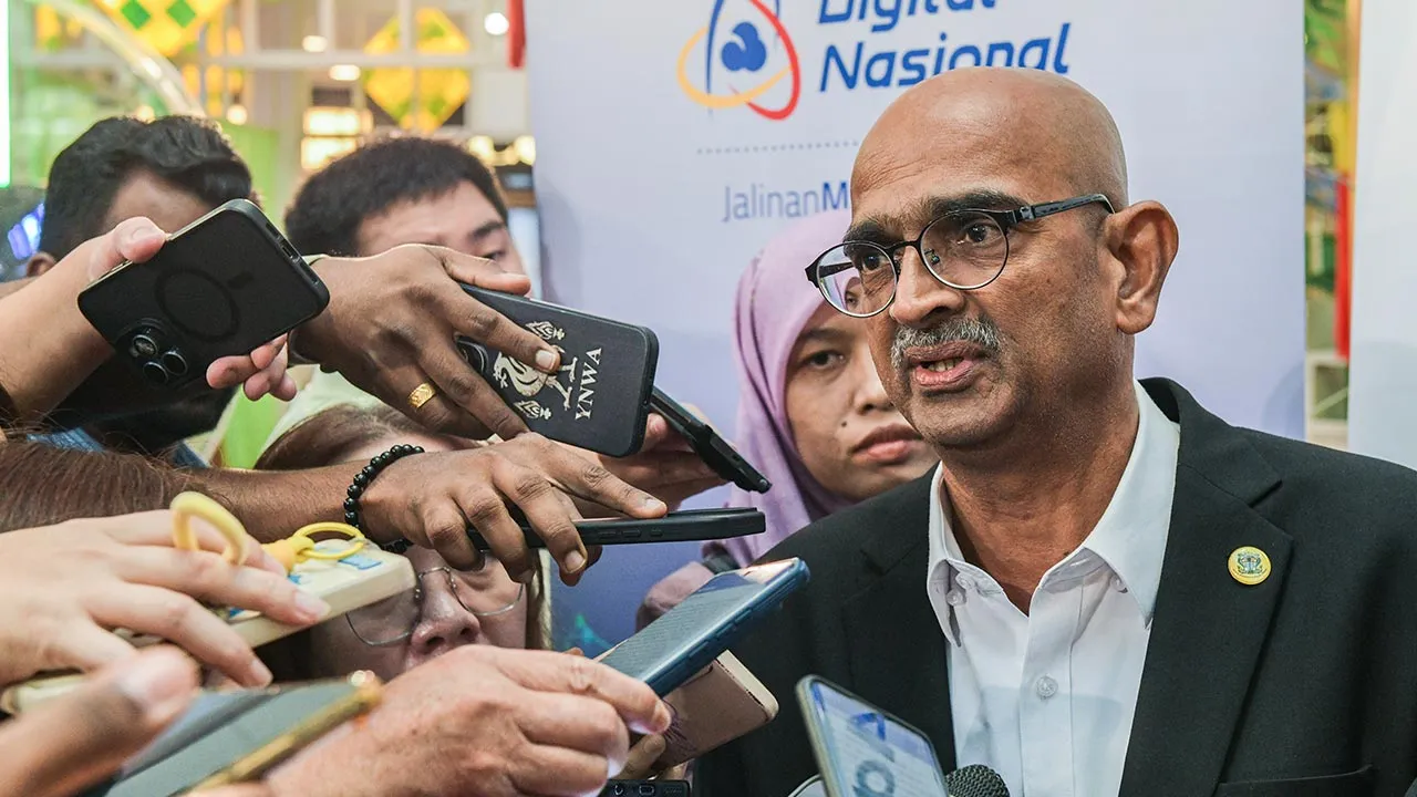 GEORGE TOWN, 27 Mac — Datuk Bandar Majlis Bandaraya Pulau Pinang (MBPP) Datuk A.Rajendran pada majlis pelancaran Gen. AI Chatbot (ChatMBPP) di Queensbay Mall, Bayan Lepas di sini hari ini.  Melalui ChatMBPP, rakyat Pulau Pinang kini mempunyai akeses yang lebih pantas dan mudah untuk berurusan dengan pihak MBPP untuk mendapatkan maklumat, membuat aduan atau menyemak perkhidmatan.  Ia secara langsung dapat mengurangkan kerenah birokrasi, menjimatkan masa dan meningkatkan kepuasan pelanggan.  —fotoBERNAMA (202