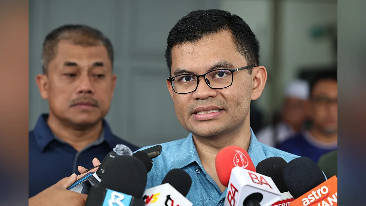 JOHOR BAHRU, 15 Mac -- Menteri Ekonomi Akmal Nasrullah Mohd Nasir (kanan) bercakap kepada pemberita selepas hadir pada Jualan Rahmah Kasih Sayang di Dewan Serbaguna Pangsapuri Desa Dato’ Hjh Hasnah hari ini.  -- fotoBERNAMA (2026) HAK CIPTA TERPELIHARA