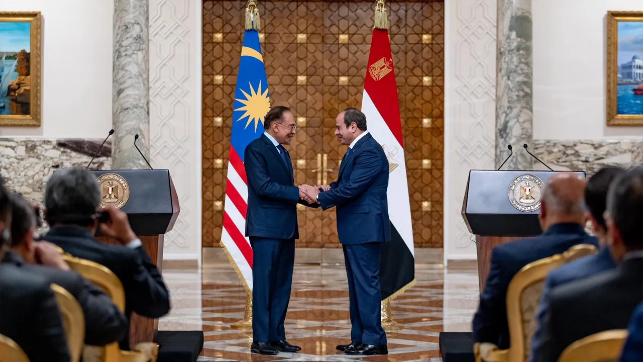 Sewaktu interaksi bersama Presiden Abdel Fattah El-Sisi tempoh hari, saya telah memohon kerjasama beliau bagi memudahcara penyaluran 374 tan bantuan kemanusiaan Malaysia kepada rakyat Gaza melalui pintu sempadan Rafah bermula April ini._FB Anwar Ibrahim