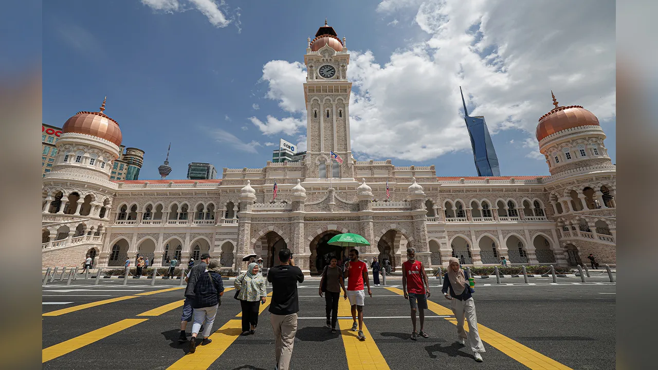 KUALA LUMPUR, 3 Feb -- Suasana di sekitar Bangunan Sultan Abdul Samad (BSAS) di ibu negara kembali meriah apabila mercu tanda ikonik itu dibuka semula kepada orang ramai bermula hari ini, selepas ditutup selama setahun bagi menjalani kerja-kerja pemuliharaan tahun lalu.  Orang ramai, termasuk pelancong dari dalam dan luar negara, tidak melepaskan peluang untuk melihat sendiri pembaharuan yang dilakukan terhadap bangunan bersejarah di Dataran Merdeka itu, selain dibenarkan masuk untuk meneroka sejarah serta 