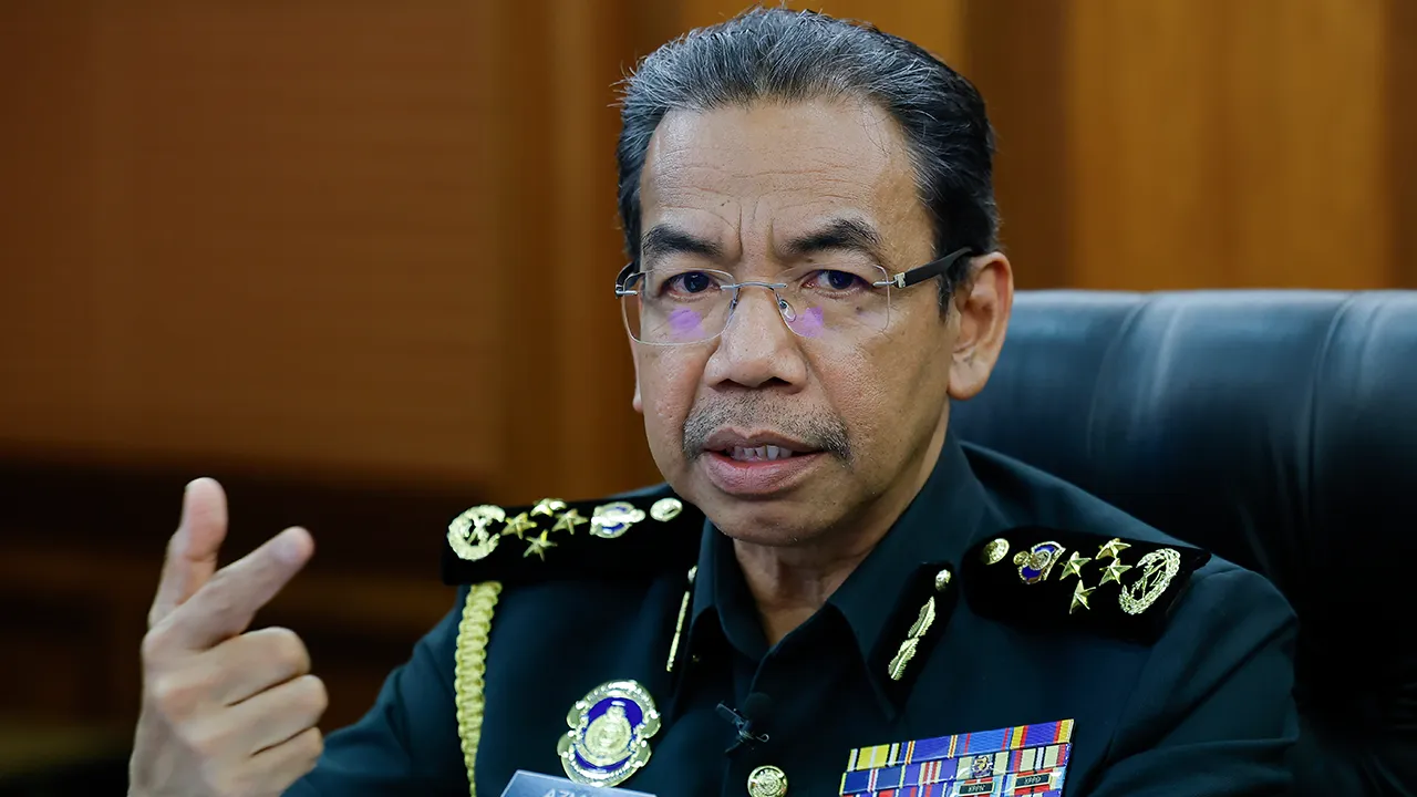 PUTRAJAYA, 12 Mac -- Ketua Pengarah Penguat Kuasa Kementerian Perdagangan Dalam Negeri dan Kos Sara Hidup (KPDN) Datuk Azman Adam bercakap kepada Bernama ketika ditemubual di pejabatnya baru-baru ini.  KPDN memperketat penguatkuasaan di seluruh negara bagi memastikan subsidi petrol RON95 di bawah inisiatif BUDI MADANI RON95 (BUDI95) tidak diseleweng oleh mana-mana pihak.  Harga subsidi petrol RON95 di bawah inisiatif BUDI95 akan dikekalkan pada paras RM1.99 seliter walaupun harga pasaran jauh lebih tinggi s