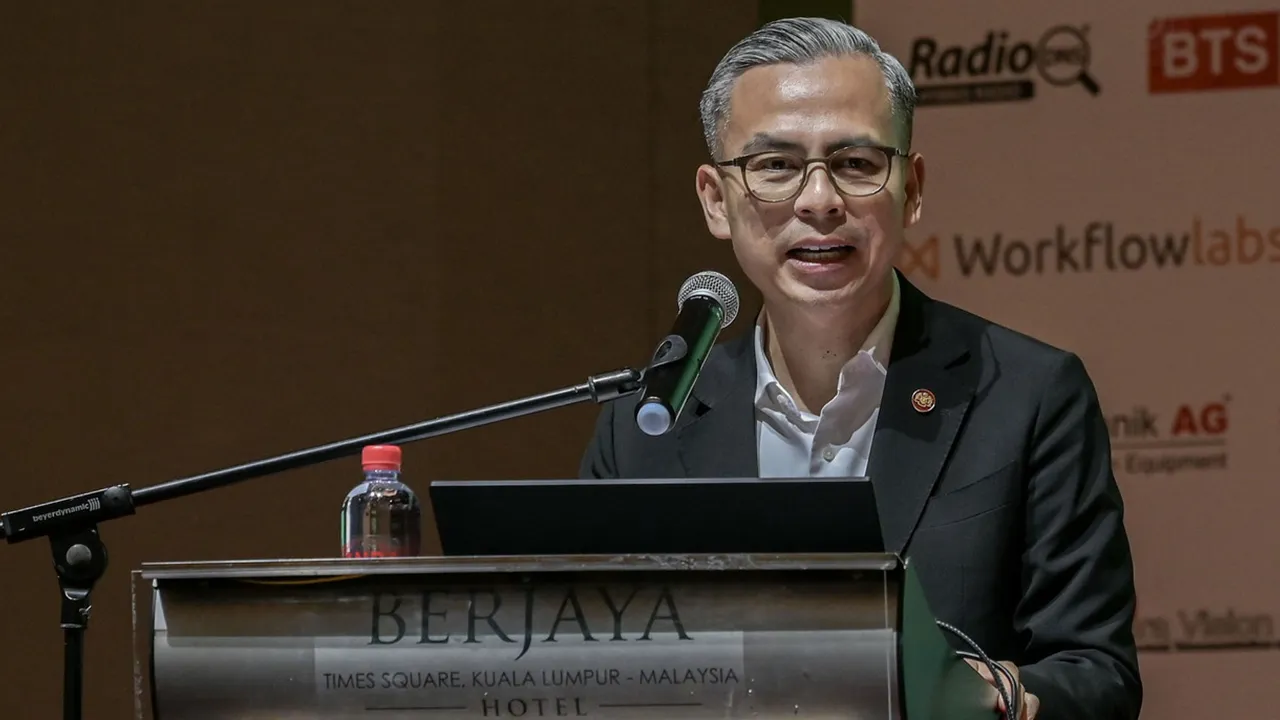 KUALA LUMPUR, 31 Mac -- Menteri Komunikasi Datuk Fahmi Fadzil menyampaikan ucapan pada pelancaran Simposium Penyiaran Digital 2026 (DBS2026) Kesatuan Penyiaran Asia Pasifik (ABU) ke-22 di sebuah hotel hari ini.  -- fotoBERNAMA (2026) HAK CIPTA TERPELIHARA