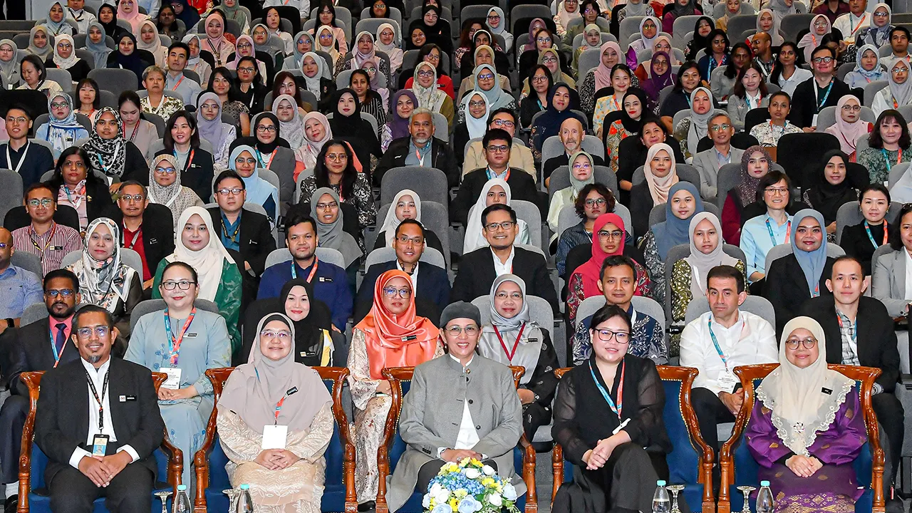 SHAH ALAM, 31 Mac -- Timbalan Menteri Kesihatan Datuk Hanifah Hajar Taib (tengah) bergambar pada majlis perasmian Next Generation Genomics Congress Asia 2026 di Auditorium Perdana Kompleks Institut Kesihatan Negara (NIIH) Setia Alam hari ini.  Turut serta Pengarah Institut Penyelidikan Perubatan Kementerian Kesihatan Malaysia Dr Ami Fazlin Syed Mohamed (kanan).  -- fotoBERNAMA (2026) HAK CIPTA TERPELIHARA