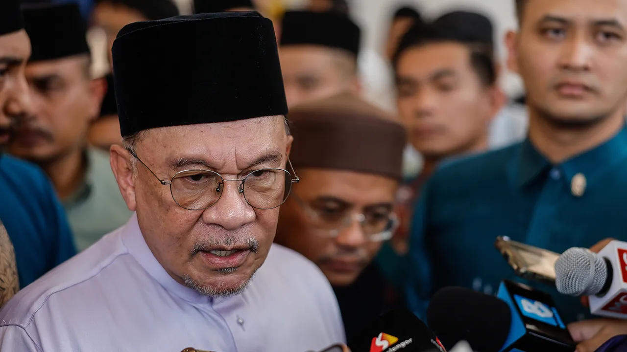 SHAH ALAM, 27 Mac -- Perdana Menteri Datuk Seri Anwar Ibrahim bercakap kepada pengamal media selepas menunaikan solat Jumaat di Masjid Tengku Ampuan Jemaah, Bukit Jelutong, hari ini.  -- fotoBERNAMA (2026) HAK CIPTA TERPELIHARA