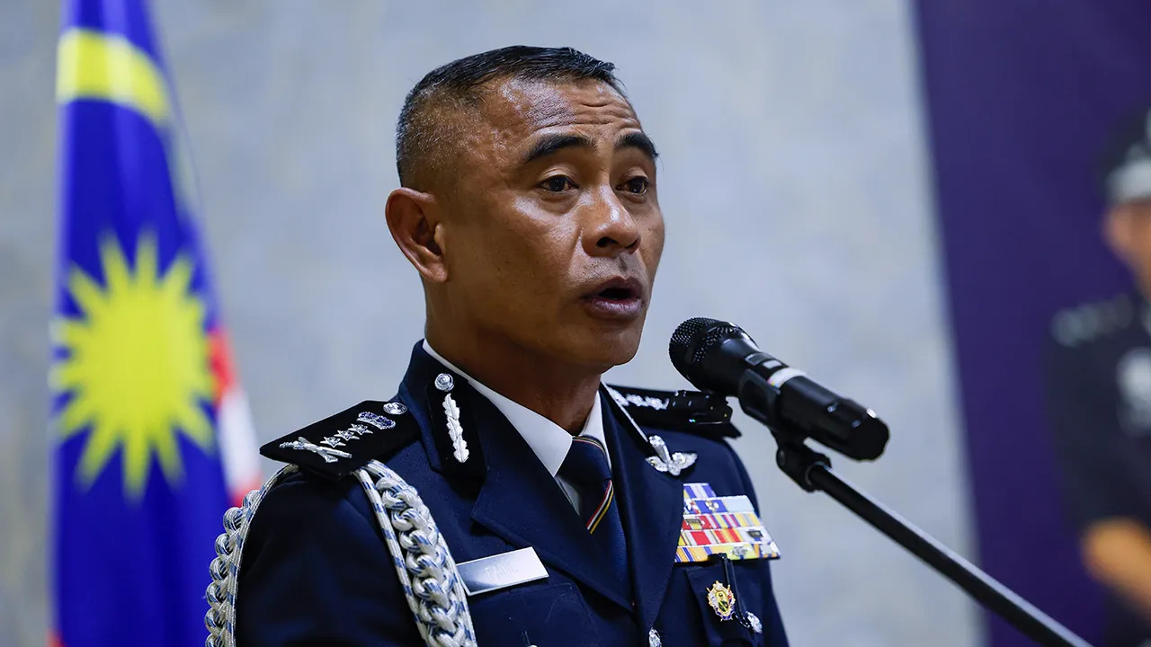 KUALA LUMPUR, 16 Feb -- Ketua Polis Kuala Lumpur Datuk Fadil Marsus berucap pada Majlis Serah Terima Tugas Ketua Polis Sentul dan Pengerusi Perkep (Persatuan Keluarga Polis) di Ibu Pejabat Polis Daerah Sentul, hari ini.  --fotoBERNAMA (2026) HAK CIPTA TERPELIHARA