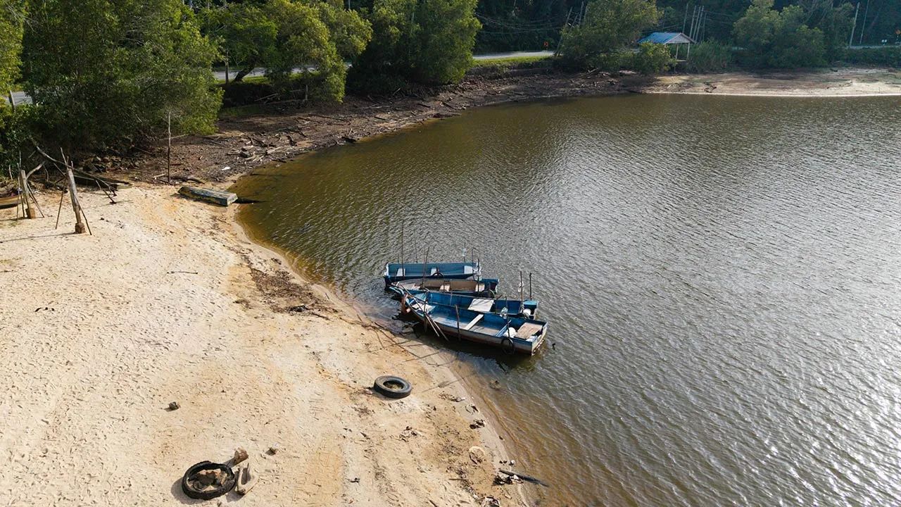 BUKIT MERAH, 17 Julai -- Keadaan terkini Empangan Bukit Merah mencatatkan paras kritikal, iaitu Tahap 3, menurut tinjauan Bernama hari ini.  Paras air yang semakin surut berlaku akibat cuaca kering berpanjangan sejak Mei lalu, sekali gus menyebabkan bekalan air ke sawah dan kawasan pertanian berhampiran terpaksa dicatu.