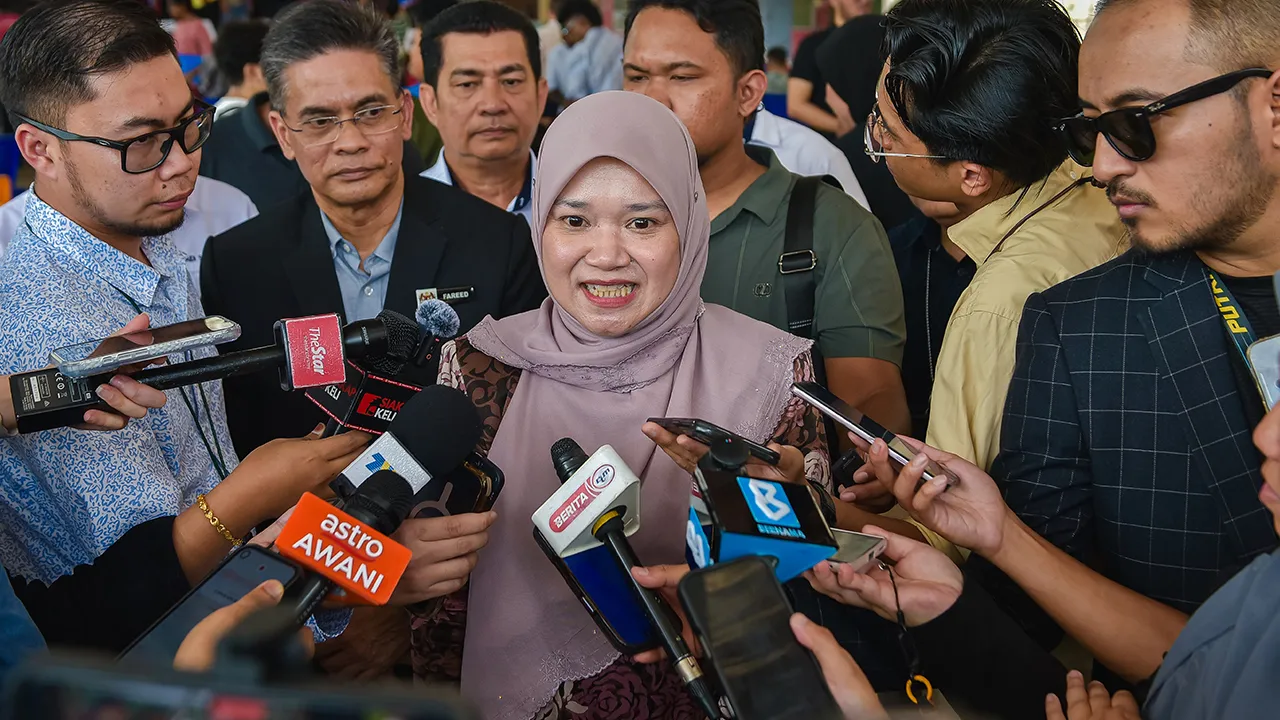 KAJANG, 31 Mac -- Menteri Pendidikan Fadhlina Sidek ketika ditemui pemberita selepas mengadakan lawatan pada Majlis Pengumuman Keputusan Sijil Pelajaran Malaysia (SPM) di Sekolah Menengah Kebangsaan Tinggi Kajang hari ini.  --fotoBERNAMA (2026) HAK CIPTA TERPELIHARA