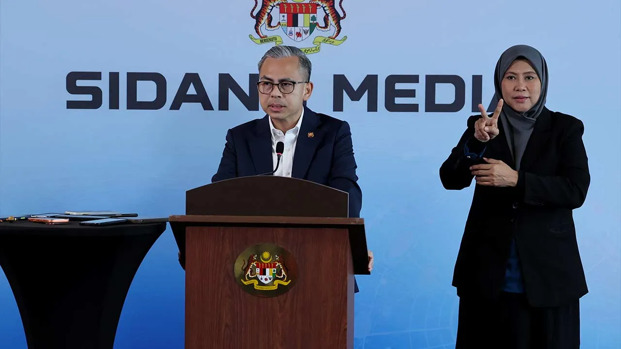 PUTRAJAYA, 17 Mac -- Menteri Komunikasi merangkap jurucakap Kerajaan Perpaduan Datuk Fahmi Fadzil (kiri) ketika sidang media mingguan Kabinet dan Majlis Penyerahan Dana Inovasi Media di Menara Komunikasi hari ini.  --fotoBERNAMA (2026) HAK CIPTA TERPELIHARA