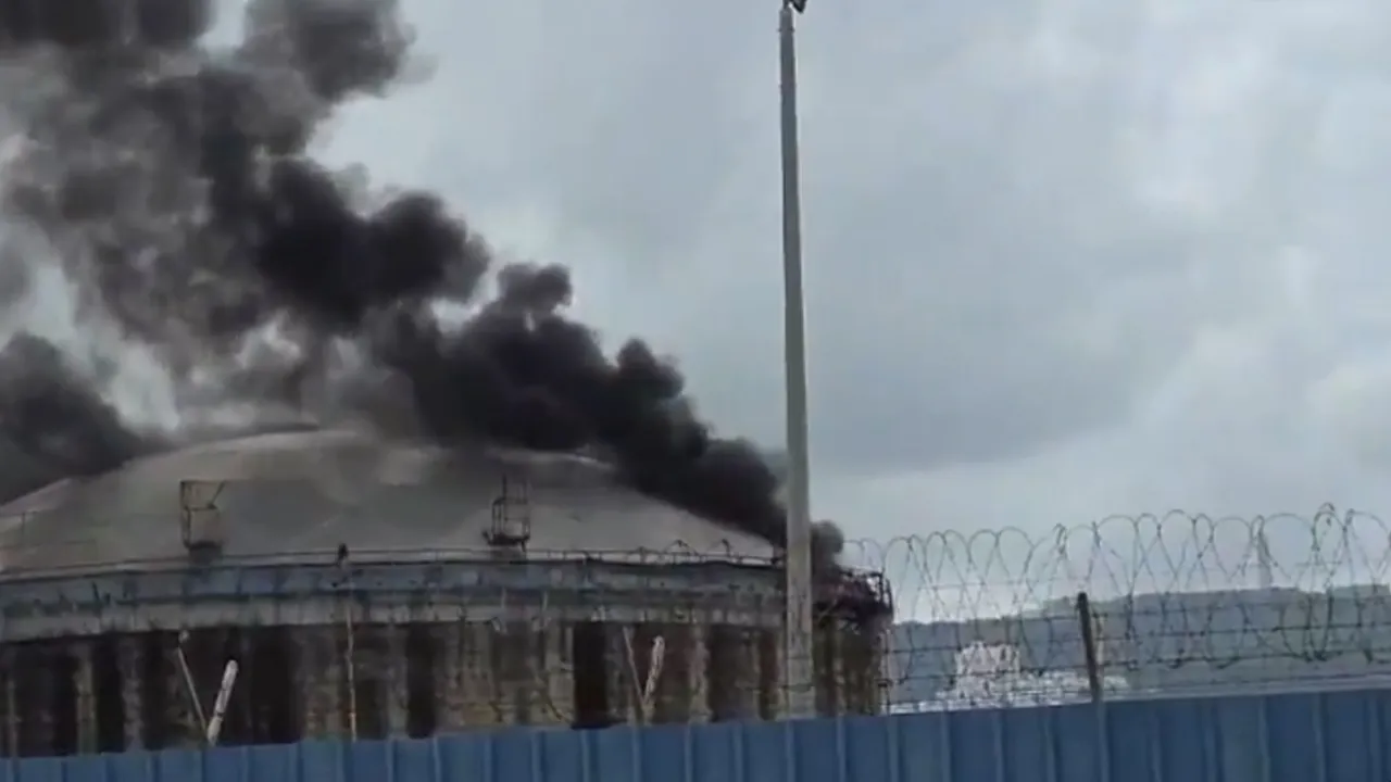 Firing from Iran and Lebanon: Fire broke out at the Haifa refineries following a hit  @rubih67   Photo: Tomer Negli