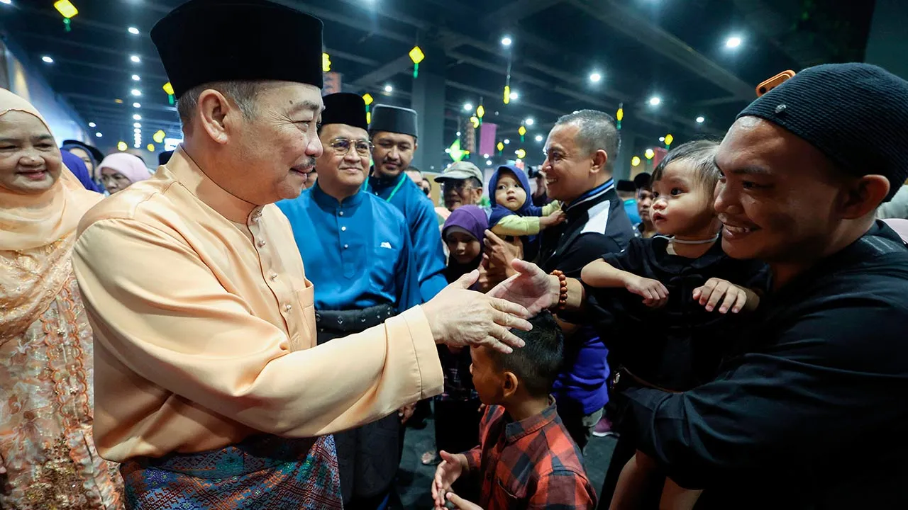 KOTA KINABALU, 28 Mac --Ketua Menteri Sabah Datuk Seri Hajiji Noor bersalaman dengan orang ramai ketika menghadiri Sambutan Hari Raya Aiudilfitri Kerajaan Negeri Sabah di Pusat Konvensyen Antarabangsa Sabah hari ini.  __fotoBERNAMA (2026) HAK CIPTA TERPELIHARA  KOTA KINABALU, March 28 -- Sabah Chief Minister, Datuk Seri Hajiji Noor, shakes hands with the public while attending the state government’s Hari Raya Aidilfitri Celebration at the Sabah International Convention Center (SICC) today.  -- fotoBERNAMA (