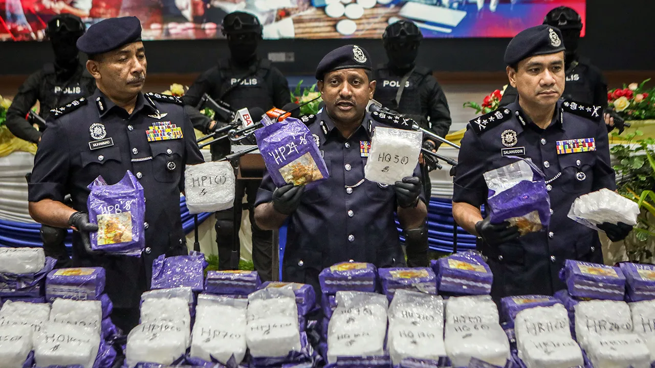 KANGAR, 30 Mac -- Pengarah Jabatan Siasatan Jenayah Narkotik (JSJN) Bukit Aman, Datuk Hussein Omar Khan (tengah) menunjukkan barang rampasan pada sidang media di Ibu Pejabat Polis Kontinjen (IPK) Perlis, hari ini.  Polis merampas 510 kilogram methamphetamine bernilai RM25.5 juta serta menahan lima individu di Padang Besar pada minggu lepas.  Turut sama Ketua Polis Perlis, Datuk Muhammad Abdul Halim (kiri).  -- fotoBERNAMA (2026) HAK CIPTA TERPELIHARA