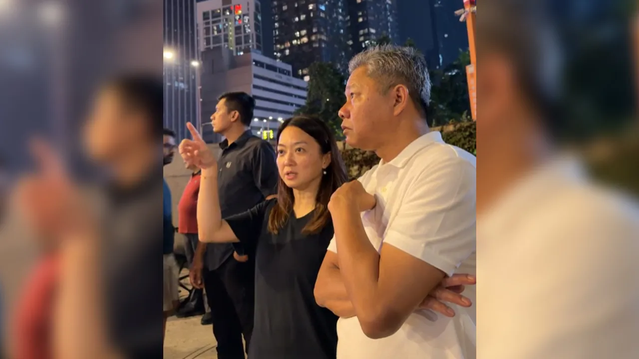  Malam ini saya turun ke KLCC bersama Datuk Bandar Kuala Lumpur, Datuk Seri TPr Fadlun Mak Ujud spot check dan melihat situasi ‘ulat foto’ yang sering dilaporkan mengganggu orang ramai dan pelancong._FB Hannah Yeoh