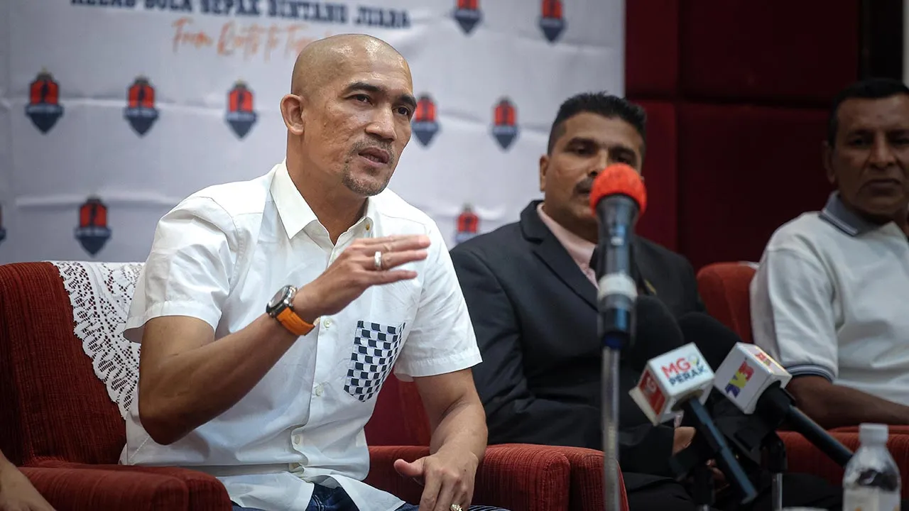 TAPAH, 28 Mac -- Bekas pemain bola sepak negara, Indera Putra Mahayuddin bercakap kepada media selepas hadir pada Majlis Meraikan Anak-Anak Pelatih Kelab Bola Sepak Bintang Juara dan Bekas Pemain Bola Sepak Negara malam semalam.  --fotoBERNAMA (2026) HAK CIPTA TERPELIHARA