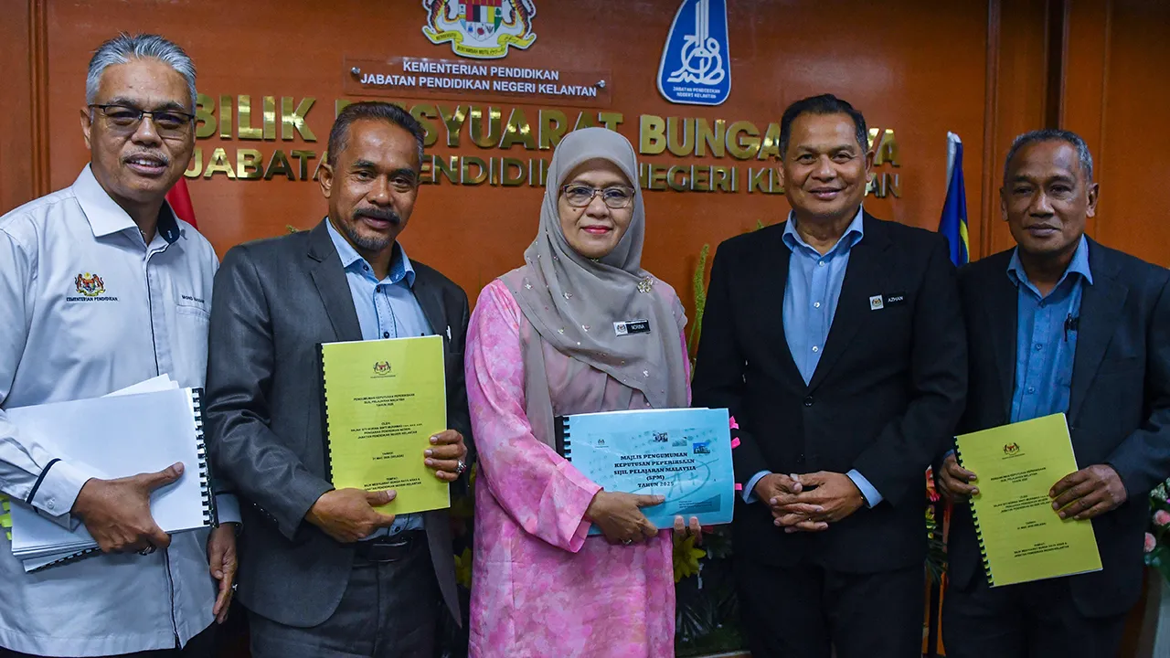 KOTA BHARU, 31 Mac -- Pengarah Jabatan Pendidikan Negeri (JPN) Kelantan Siti Norina Muhamad (tengah) bersama pegawai menunjukkan laporan analisis keputusan peperiksaan Sijil Pelajaran Malaysia (SPM) 2025 pada sidang media pengumuman keputusan SPM 2025 di Pejabat Jabatan Pendidikan Negeri Kelantan, Tunjong hari ini.  --fotoBERNAMA (2026) HAK CIPTA TERPELIHARA