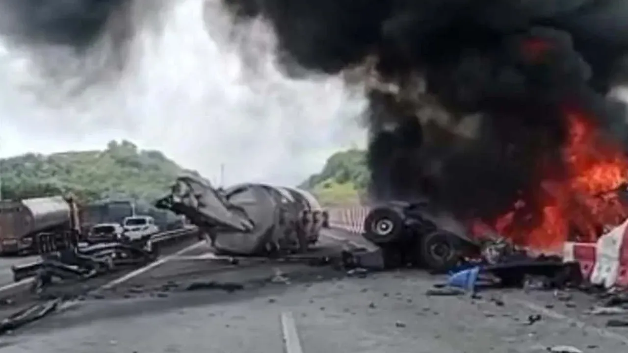 Kemalangan melibatkan sebuah treler dan lori tangki dilaporkan berlaku di KM40.6 arah utara, antara laluan Kulai ke Sedenak pada Selasa dam menyebabkan semua lorong terhalang.