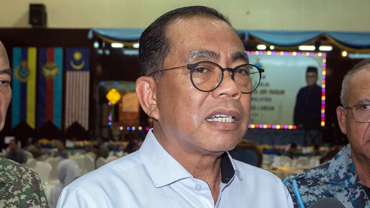 LABUAN, 29 Mac -- Menteri Pertahanan, Datuk Seri Mohamed Khaled Nordin ketika bertemu pengamal media sempena lawatan kerja rasmi di Pangkalan Udara Labuan hari ini.  -- fotoBERNAMA (2026) HAK CIPTA TERPELIHARA