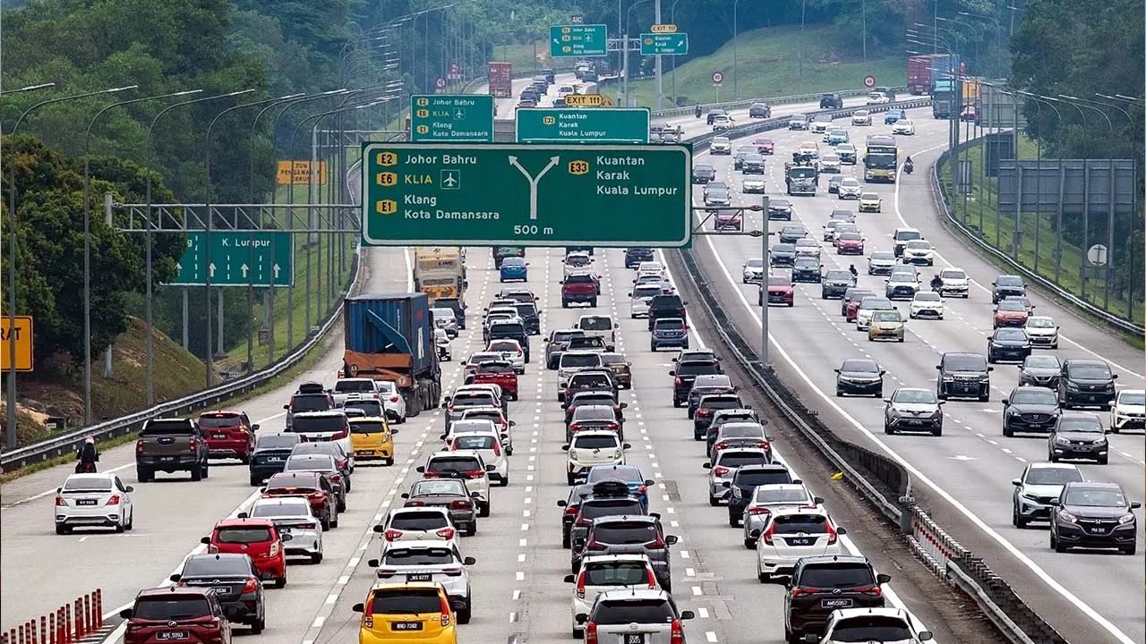 KUALA LUMPUR, 28 Mac -- Kenderaan menuju ke ibu kota berdekatan Restoran Jejantas Sungai Buloh arah selatan dilihat semakin bertambah namun bergerak lancar sekitar pukul 2.00 petang ketika tinjauan fotoBernama sempena cuti perayaan Aidilfitri, hari ini.  --fotoBERNAMA (2026) HAK CIPTA TERPELIHARA