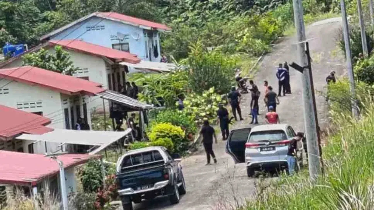 Seorang lelaki maut selepas ditembak abangnya sendiri menggunakan senjata buatan sendiri jenis bakakuk di Kampung Kangkawang pada Ahad.