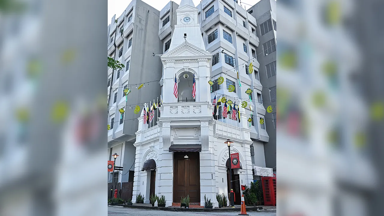 TAIPING, 30 Mac -- Pemandangan Menara Jam Taiping dirakam pada majlis perasmian pengubahsuaian dalaman Pusat Interpretasi Pelancong dan pelancaran Jejak Kedamaian Taiping di Menara Jam Taiping yang disempurnakan Pengerusi Jawatankuasa Pelancongan, Industri, Pelaburan dan Pembangunan Koridor Perak Loh Sze Yee di sini hari ini._BERNAMA