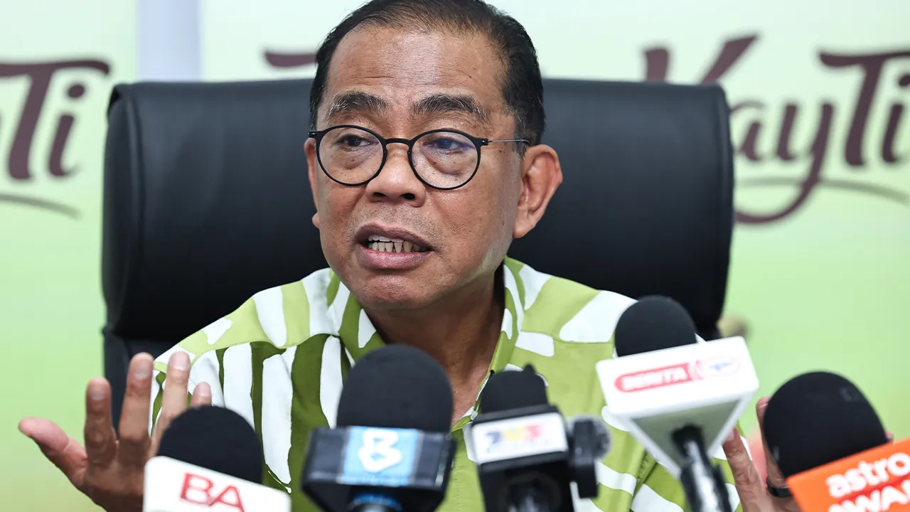 KOTA TINGGI, 28 Mac -- Menteri Pertahanan, Datuk Seri Mohamed Khaled Nordin bercakap kepada pemberita selepas hadir pada Majlis Perasmian Projek JanaVeteran Boustead Plantations Berhad, Halia KayTi (Kota Tinggi) di Ladang Telok Sengat hari ini._BERNAMA