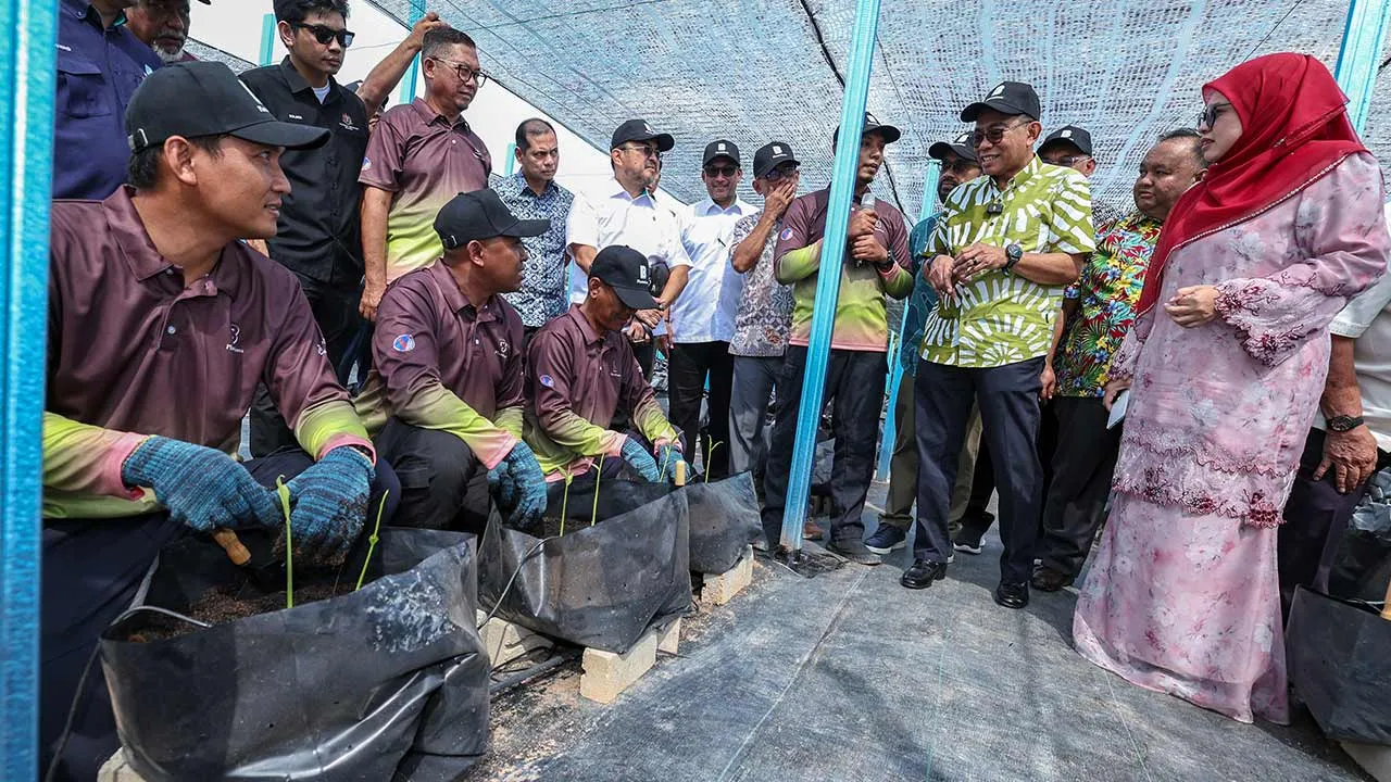 KOTA TINGGI, 28 Mac -- Menteri Pertahanan, Datuk Seri Mohamed Khaled Nordin (tiga, kanan), menyaksikan demonstrasi penanaman Halia KayTi oleh pesara Angkatan Tentera Malaysia (ATM) semasa Majlis Perasmian Projek JanaVeteran Boustead Plantations Berhad, Halia KayTi (Kota Tinggi) di Ladang Telok Sengat hari ini.  -- fotoBERNAMA (2026) HAK CIPTA TERPELIHARA