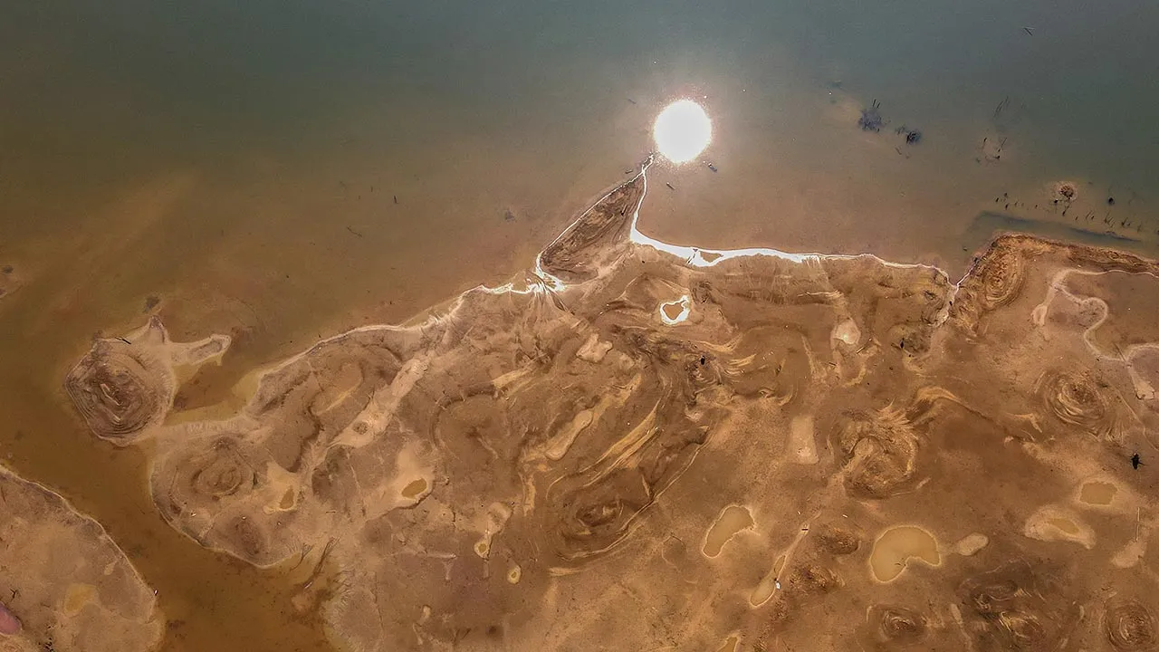 SIK, 30 Mac -- Cuaca panas berlarutan menyebabkan paras air Tasik Beris, di sini menyusut sehingga menjejaskan aktiviti harian, khususnya kepada mereka yang terlibat dalam sektor pelancongan secara kecil-kecilan di situ.  Pengusaha pusat peranginan, Abdul Rashid Abdullah, 65, berkata situasi cuaca panas ketika ini antara yang terburuk pernah dialaminya sepanjang lebih 25 tahun mengusahakan perniagaan di situ.  Menurutnya, perubahan itu jelas kelihatan apabila kawasan yang sebelum ini diliputi air kini bertu