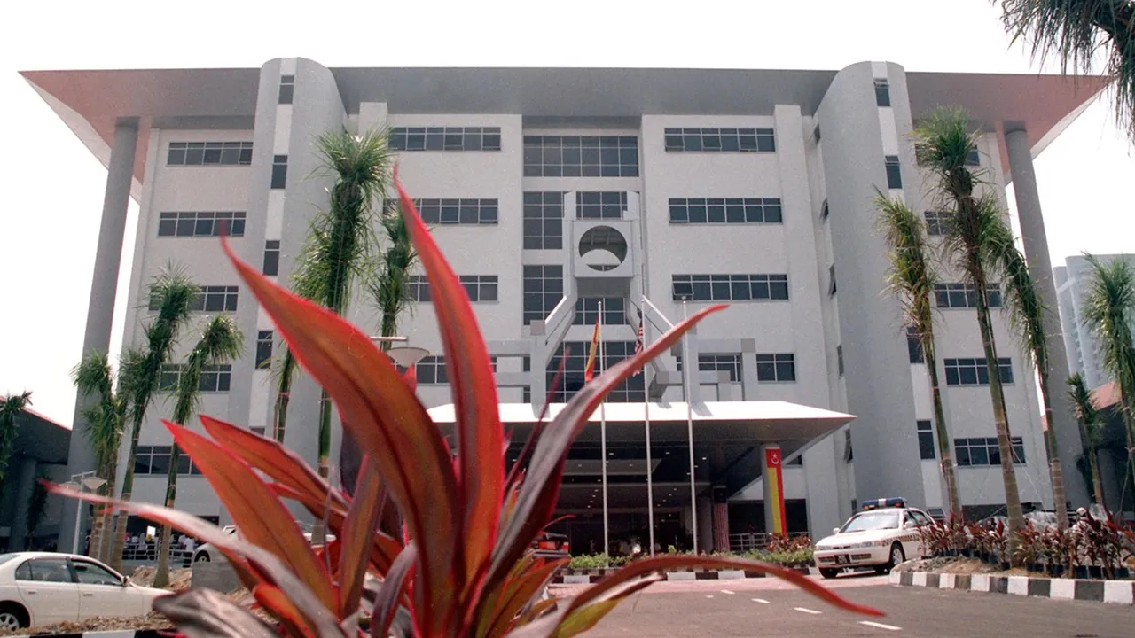 SHAH ALAM, 8 Julai -- Inilah rekabentuk Kompleks Mahkamah Shah Alam yang terletak di Seksyen 5. Kompleks setinggi tujuh tingkat ini menelan belanja RM39 juta dijangka beroperasi 31 Julai depan. Pembukaan Komples Mahkamah ini di jangkan dapat mengurangkan kesesakan kes Mahkamah Shah Alam yang kini menjalankan operasinya di Plaza Perangsang. --fotoBERNAMA HAKCIPTA TERPELIHARA.