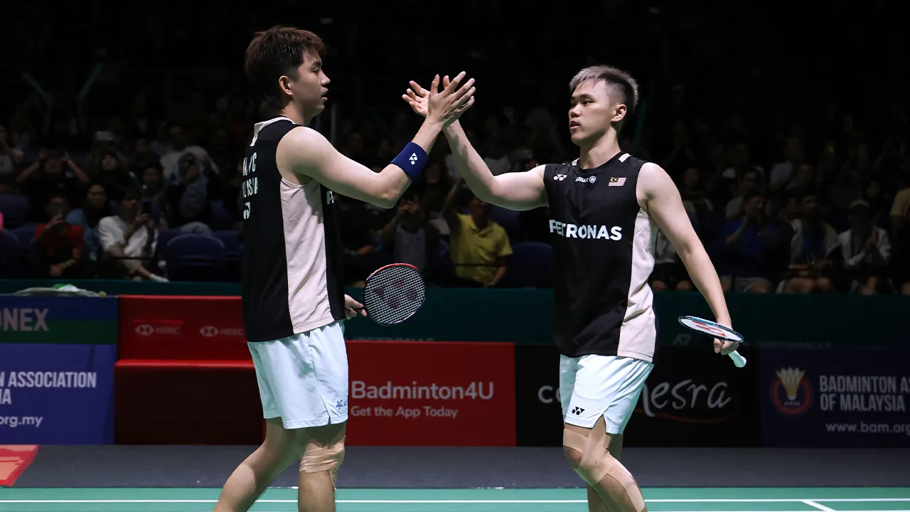 KUALA LUMPUR, 8 Jan -- Beregu lelaki negara Man Wei Chong dan Kai Wun Tee meraikan kemenangan selepas menewaskan beregu Jepun Hiroki Midorikawa dan Kyohei Yamashita dengan keputusan 21-9, 21-15 pada kejohanan Badminton Terbuka Malaysia Petronas 2026 di Stadium Axiata Arena di sini, hari ini.  --fotoBERNAMA (2026) HAK CIPTA TERPELIHARA