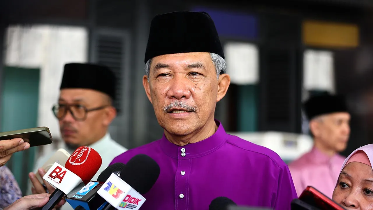 REMBAU, 28 Mac -- Menteri Luar, Datuk Seri Mohamad Hasan yang juga Ahli Parlimen Rembau bercakap kepada media pada Majlis Rumah Terbuka Aidilfitri di Kampung Tanjung, Rantau hari ini.  --fotoBERNAMA (2026) HAK CIPTA TERPELIHARA