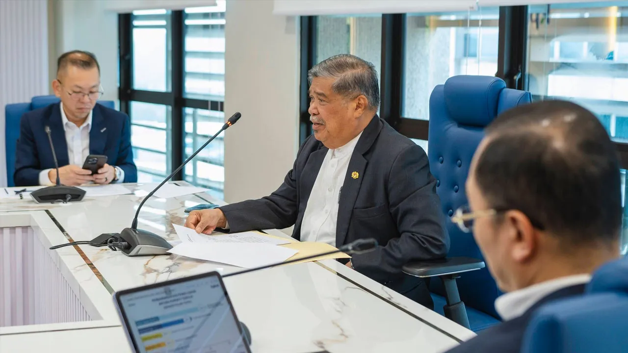 Pagi tadi Bang Mat terima taklimat pembentangan Kertas Majlis Tindakan Ekonomi Negara (MTEN) yang memberi fokus kepada kedudukan semasa bekalan makanan negara serta langkah-langkah mitigasi yang perlu diperkukuh._FB Mohamad Sabu