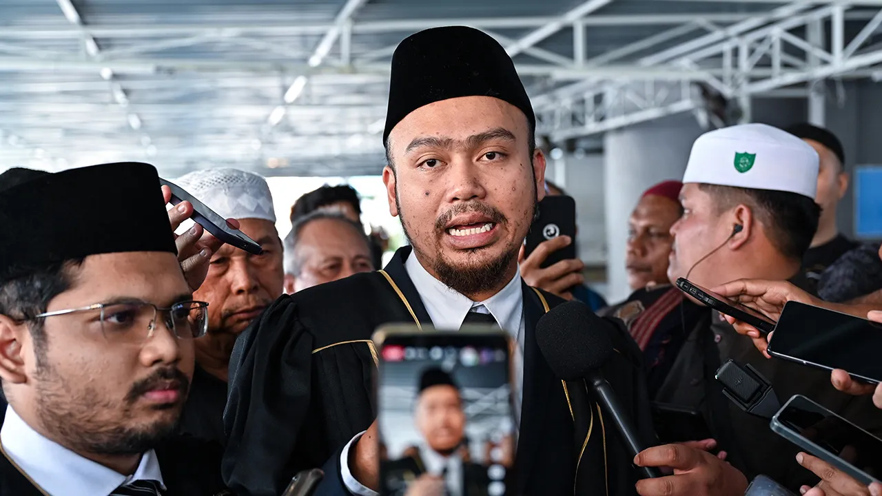 KUALA TERENGGANU, 27 Dis -- Timbalan Presiden Persatuan Peguam-peguam Muslim Malaysia Muhammad Hariz Md Yusoff bercakap kepada pemberita di Masjid Al-Muktafi Billah Shah selepas selesai proses hukuman sebat mengikut undang-undang syariah di khalayak ramai terhadap buruh, Mohd Affendi Awang, 42, yang melakukan kesalahan khalwat berulang di sini hari ini.  --fotoBERNAMA (2024) HAK CIPTA TERPELIHARA