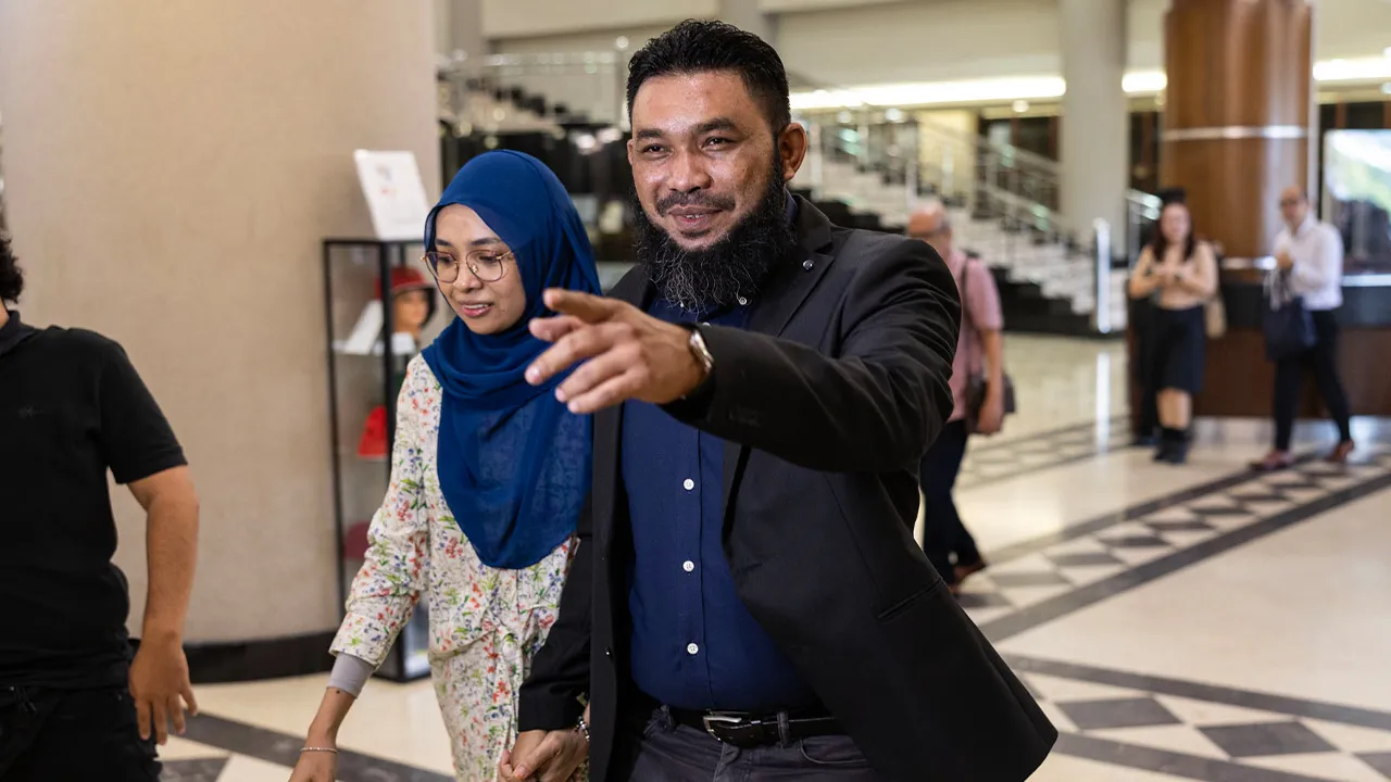 Kuala Lumpur , 30 Mac 2026. Wan Muhammad Azri Wan Deris atau dikenali sebagai Papagomo hadir di perkarangan Mahkamah Sesyen Kuala Lumpur bagi mendengar keputusan  pembelaan kes yang didakwa menghasut yang mendatangkan kebencian.Astro AWANI / SHAHIR OMAR