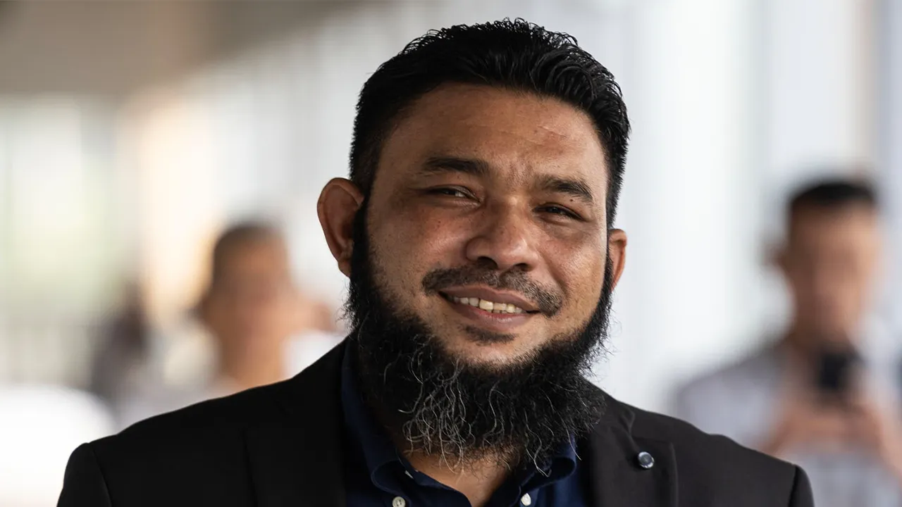 Kuala Lumpur , 30 Mac 2026. Wan Muhammad Azri Wan Deris atau dikenali sebagai Papagomo hadir di perkarangan Mahkamah Sesyen Kuala Lumpur bagi mendengar keputusan  pembelaan kes yang didakwa menghasut yang mendatangkan kebencian.Astro AWANI / SHAHIR OMAR