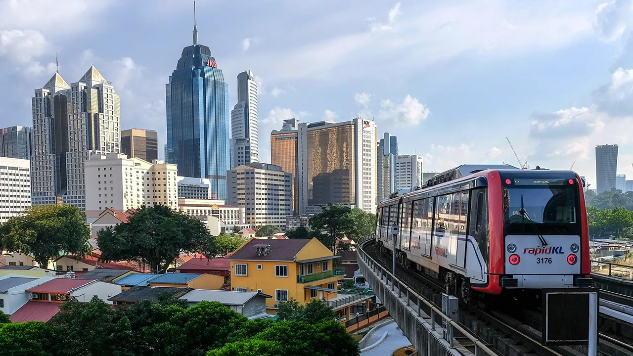 KUALA LUMPUR, 30 Dis -- Sebuah Transit Aliran Ringan (LRT) dilihat menuju ke Stesen LRT PWTC hari ini. Pengendali perkhidmatan sistem rel transit dan bas Rapid KL akan melanjutkan waktu operasi pada malam esok bagi memenuhi keperluan orang ramai yang akan menghadiri sambutan ambang Tahun Baru 2019. Stesen LRT KLCC dan stesen LRT Masjid Jamek dilanjutkan perkhidmatan sehingga jam 2 pagi manakala 13 stesen lain iaitu LRT Pasar Seni, LRT Ampang Park, LRT USJ7, LRT Maluri, Monorel Bukit Bintang, MRT Cochrane, M