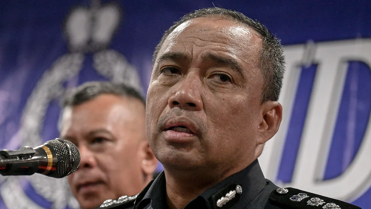 KUALA LUMPUR, 21 Nov -- etua Polis Daerah Dang Wangi, ACP Sazalee Adam, ketika sidang media khas di Ibu Pejabat Polis Daerah Dang Wangi hari ini.  Mayat seorang penyelia pembinaan yang dihanyutkan arus deras Sungai Klang berhampiran Pintasan Saloma pada Isnin lepas ditemukan berhampiran Kampung Sungai Kandis, Shah Alam, Selangor, kira-kira 45 kilometer dari lokasi kejadian._BERNAMA