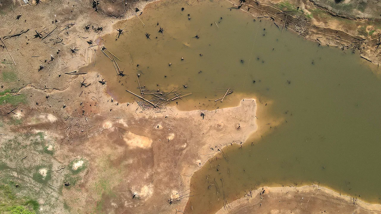 SIK, 30 Mac -- Cuaca panas berlarutan menyebabkan paras air Tasik Beris, di sini menyusut sehingga menjejaskan aktiviti harian, khususnya kepada mereka yang terlibat dalam sektor pelancongan secara kecil-kecilan di situ.  Pengusaha pusat peranginan, Abdul Rashid Abdullah, 65, berkata situasi cuaca panas ketika ini antara yang terburuk pernah dialaminya sepanjang lebih 25 tahun mengusahakan perniagaan di situ.  Menurutnya, perubahan itu jelas kelihatan apabila kawasan yang sebelum ini diliputi air kini bertu