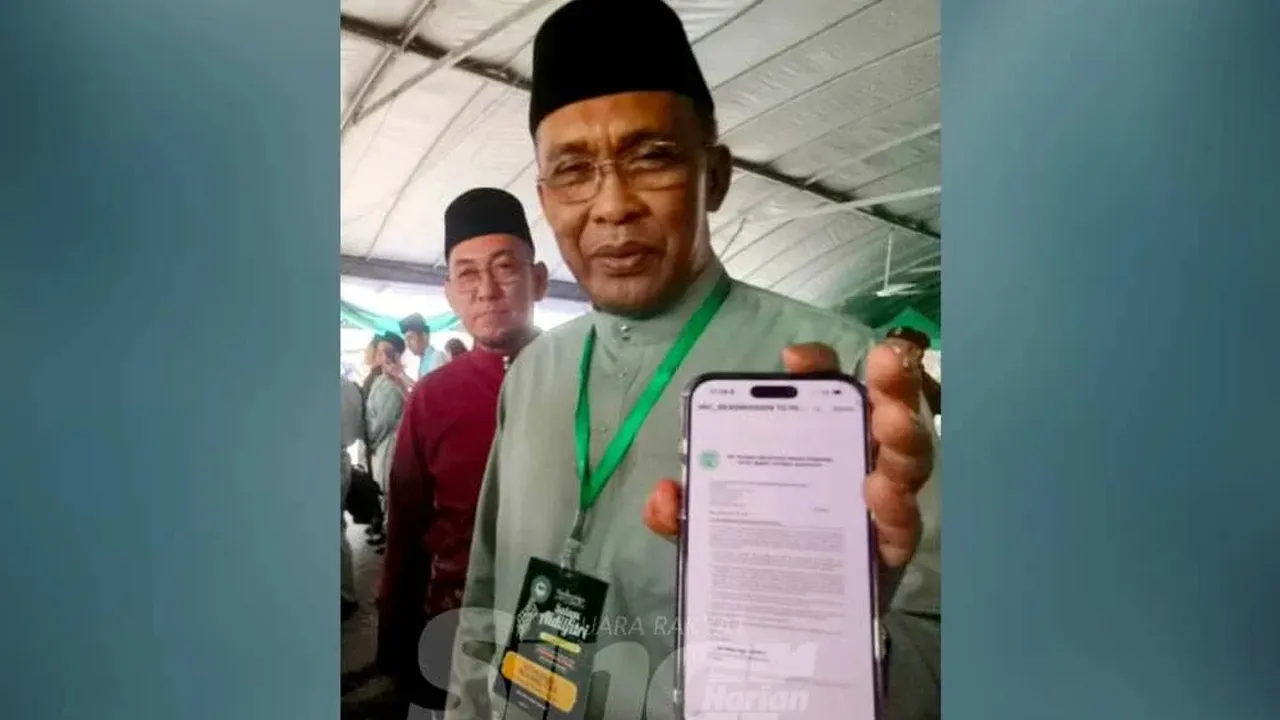 Takiyuddin (tiga,kiri) menunjukkan surat permohonan MIC untuk menyertai PN ketika ditemui pada pada Rumah Terbuka Aidilfitri Pas Kelantan di Dataran Warisan Stadium Sultan Muhammad IV, Kota Bharu pada Sabtu. Foto: HAZELEN LIANA KAMARUDIN