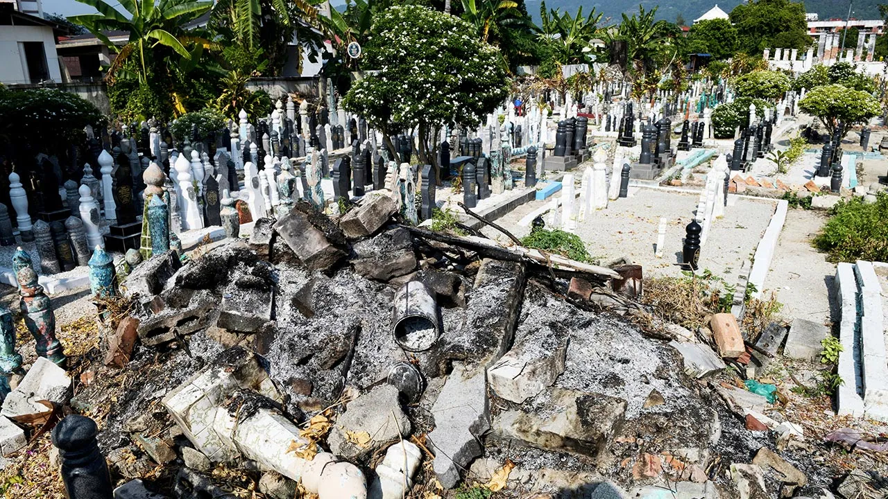 GEORGE TOWN, 28 Mac -- Keadaan di Tanah Perkuburan Islam Jalan Perak di sini mengundang rasa kecewa dan pilu dalam kalangan waris serta pengunjung apabila kawasan itu didapati dicemari longgokan sampah yang ditinggalkan pengunjung yang menziarahi tanah perkuburan tersebut.  Terdapat loggokan sampah seperti botol plastik, sisa makanan, sampah dan batu nisan dibuang sewenang-wenangnya di beberapa sudut kawasan itu, sekali gus mencatatkan suasana hening di situ yang sepatutnya dihormati.  --fotoBERNAMA (2026) 