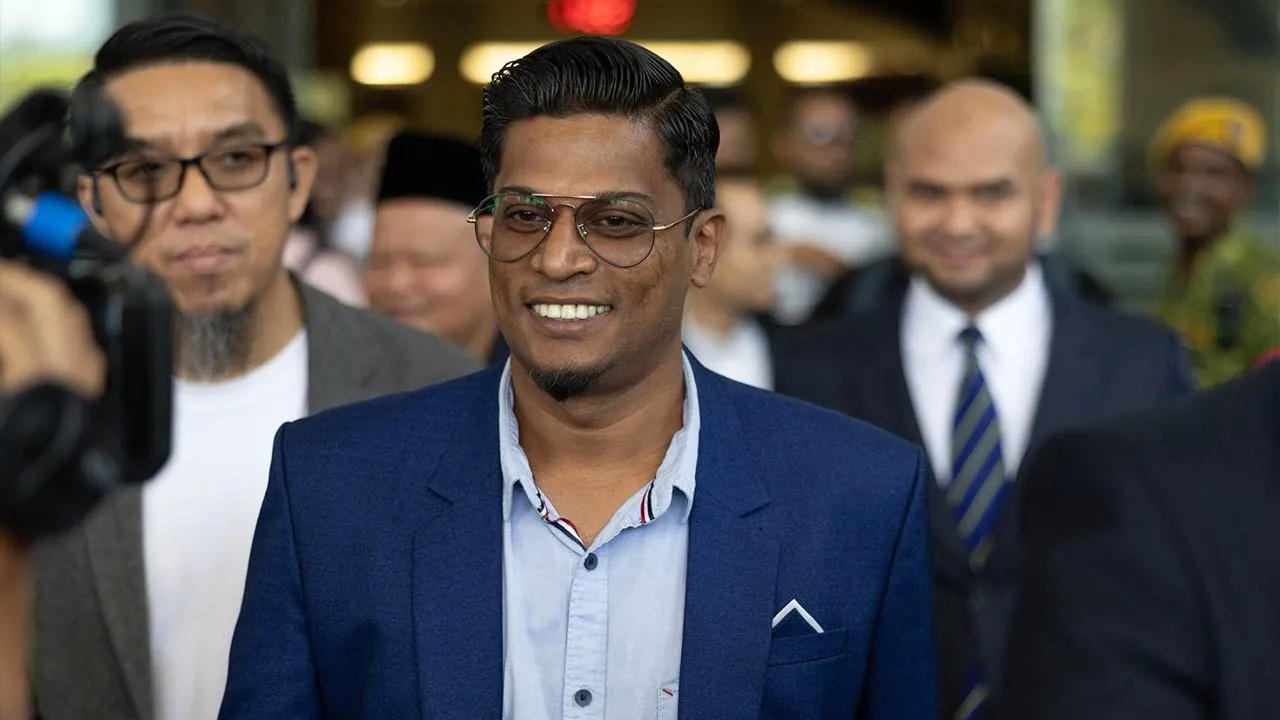 Kuala Lumpur , 17 Mac 2026. Pendakwah bebas, Zamri Vinoth diiringgi anggota polis untuk didakwa di Mahkamah Majistret Jenayah.Polis Diraja Malaysia (PDRM) akan menuduh empat individu yang didakwa terbabit dalam kejadian mencetuskan provokasi dan memainkan sentimen perkauman serta agama sejak kebelakangan ini.Astro AWANI / SHAHIR OMAR