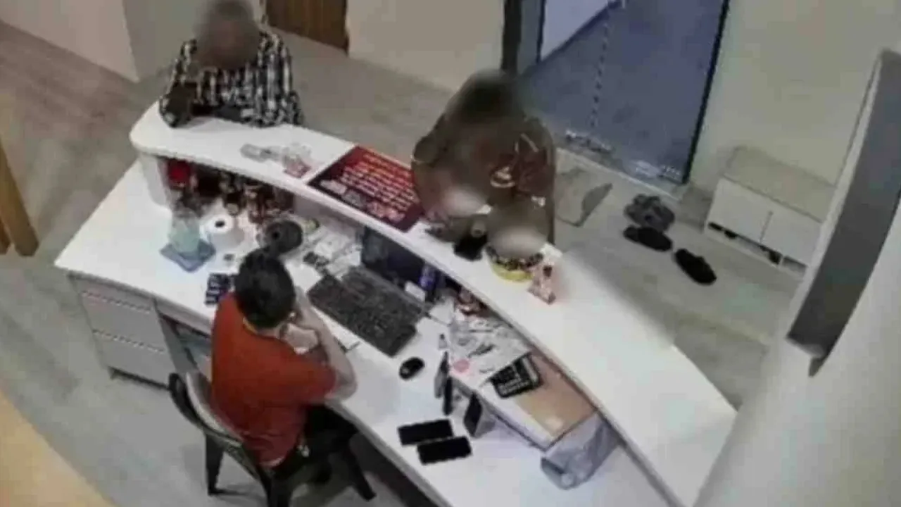 Tangkap layar video rakaman kamera litar tertutup (CCTV) di sebuah pusat urut yang tular di media sosial.
