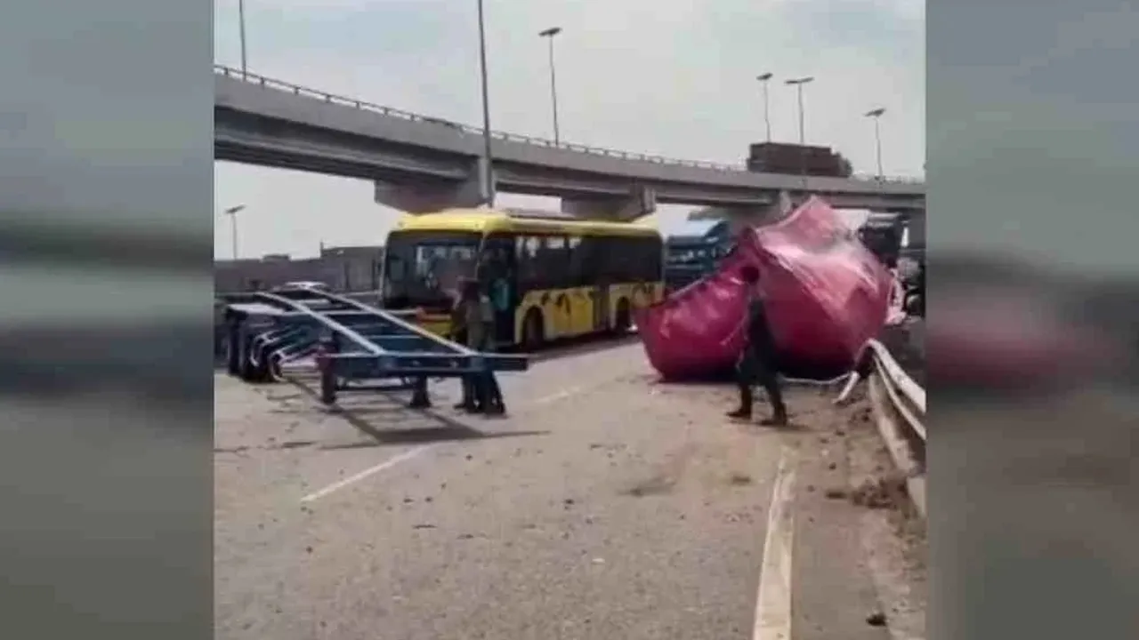 Tindakan memandu laju dipercayai menjadi punca sebuah kontena tertanggal daripada treler hingga mengakibatkan kesesakan lalu lintas dalam kejadian di Jalan Kem, Pelabuhan Klang, Klang tengah hari tadi. Foto IPD Klang Selatan